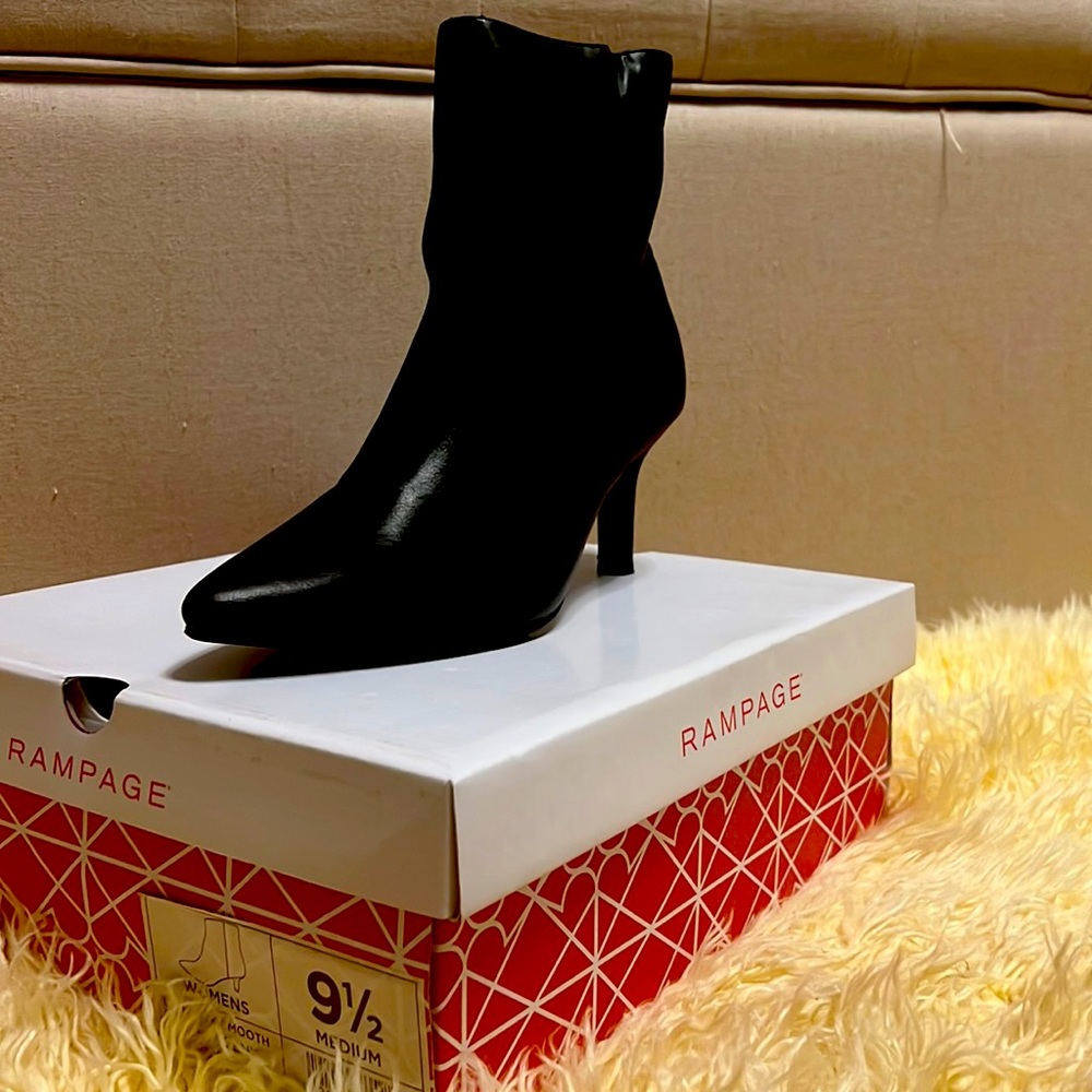 NWT Blk Ankle Boots